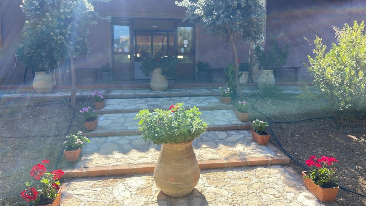 Is Bisus Guest House Кастиадас Екстериор снимка